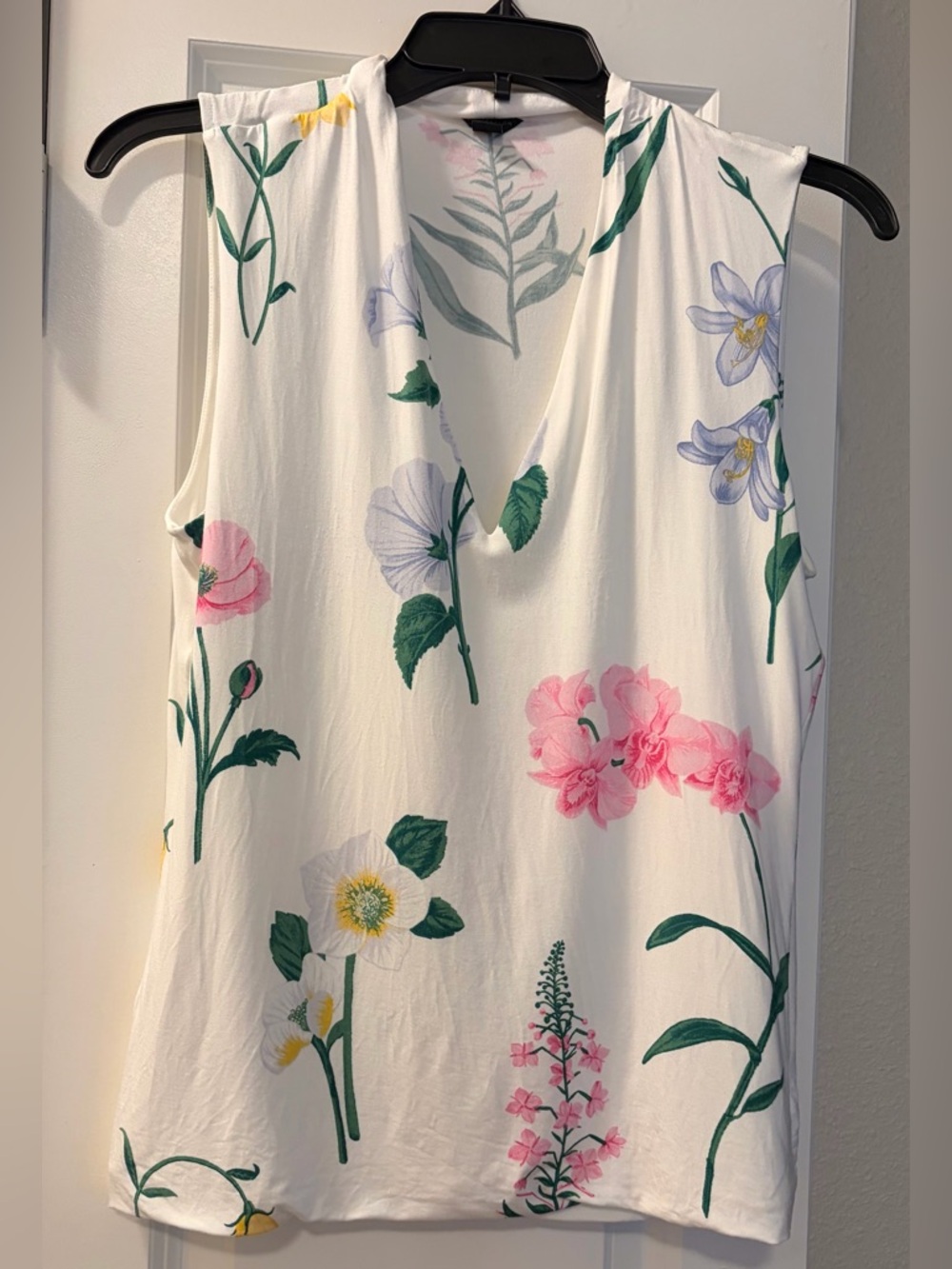 Ann Taylor White Floral V-Neck Sleeveless Top